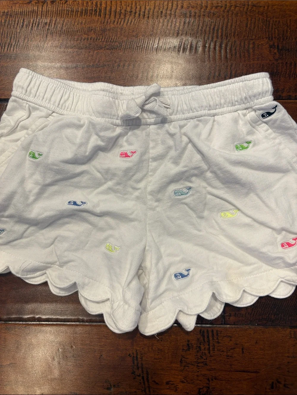 Vineyard Vines White Scallop Hem Shorts with Multicolor Whale Embroidery